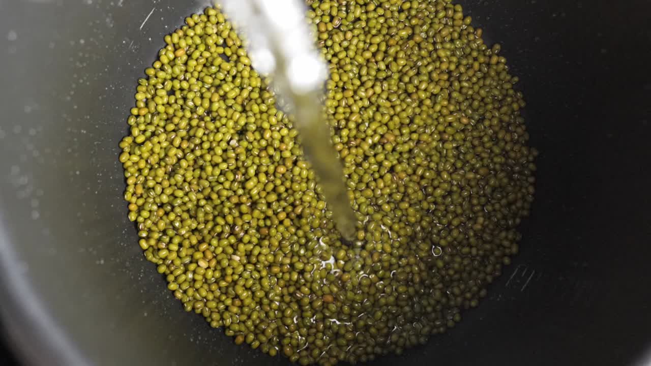 녹색 콩 죽 또는 bubur kacang hijau 만들기