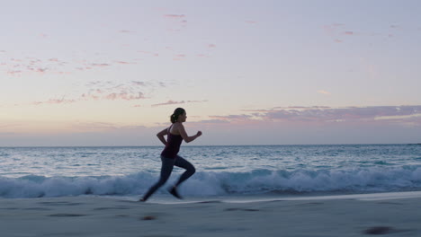 Mujer,-Fitness-O-Correr-En-El-Entrenamiento-De-La-Playa-Al-Atardecer