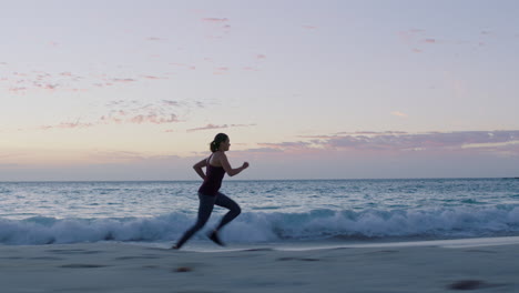 mujer, fitness o correr en la playa al atardecer entrenamiento