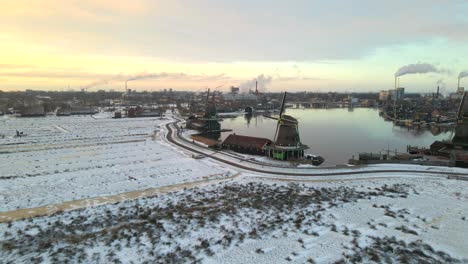 Hora-Dorada-En-Los-Populares-Molinos-De-Viento-Holandeses-De-Zaanse-Schans-En-Invierno,-Antena