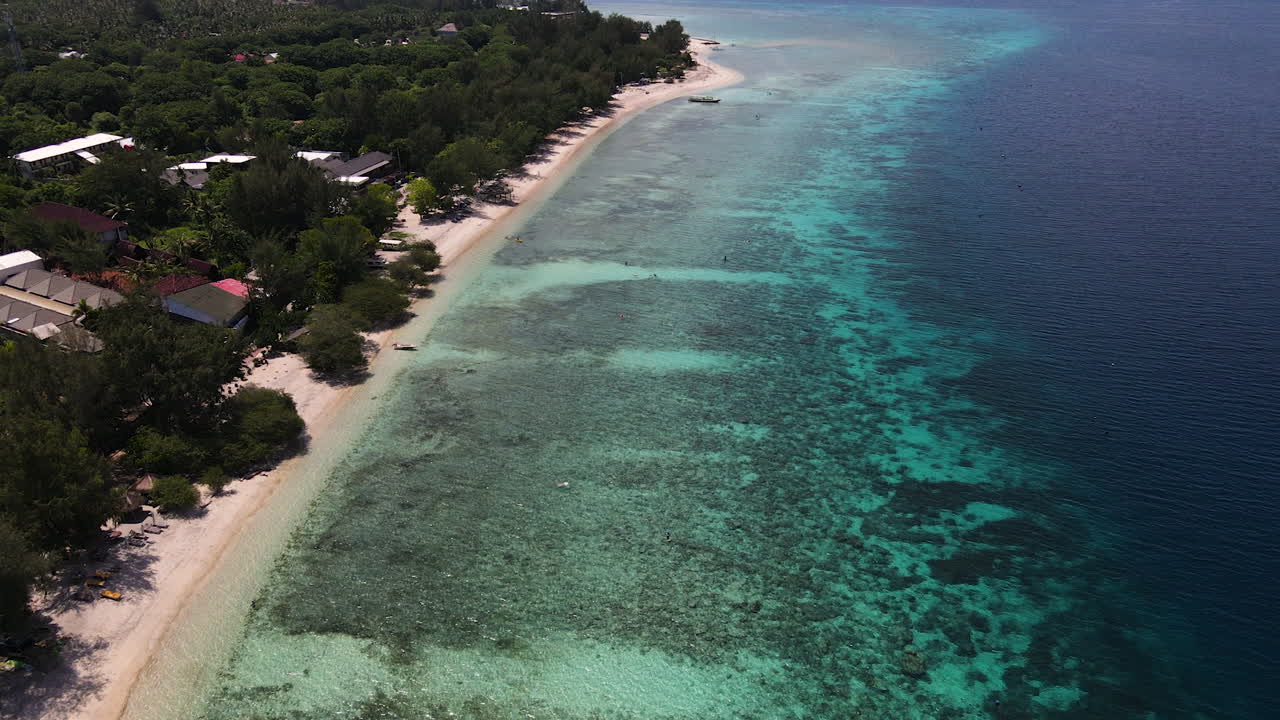 Vista aerea del mare cristallino e azzurro con sabbia bianca sulla riva in una bellissima spiaggia a Bali, Indonesia
