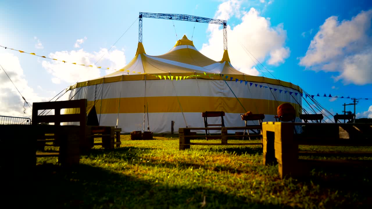 Tenda da circo colorata con nuvole che corrono dietro, timelapse cinematografico
