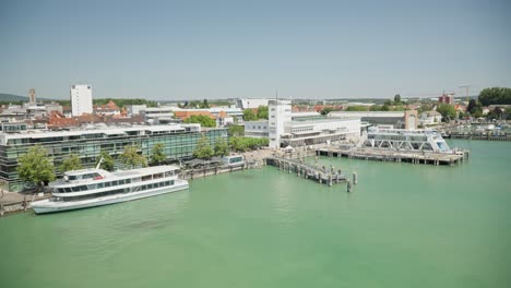 fotografía de mano del paisaje urbano de friedrichshafen con el museo zeppelin en un día soleado