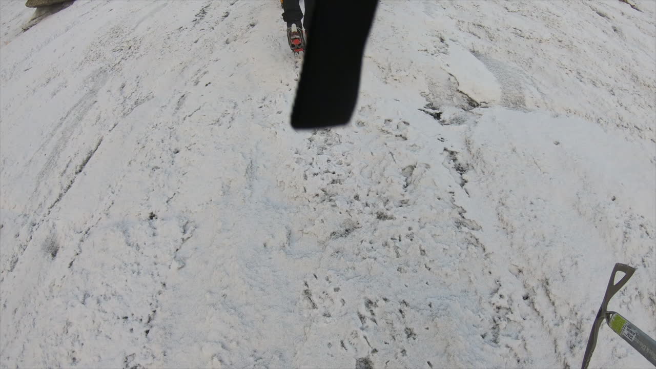 등산가는 스위스 알프스에서 등반하는 동안 안전을 위해 모든 장비, 아이스픽, 신발, 로프를 가지고 빙하 위에 있습니다.