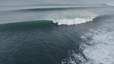 Hábil-Surfista-Monta-Olas-Masivas-En-El-Frío-Océano-Atlántico,-Aéreo