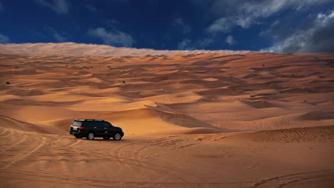 Automóvil-En-El-Desierto-Del-Sahara,-Dunas-De-Arena,-Naturaleza-árida-Del-Medio-Oriente,-Efecto-De-Reemplazo-Del-Cielo,-Nubes,-Paisaje,-Viajes,-Turismo,-Hito-Panorámico