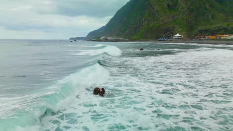 Las-Agitadas-Olas-Del-Mar-En-La-Playa-De-São-Vicente,-La-Playa-De-São-Vicente-En-Madeira,-Portugal