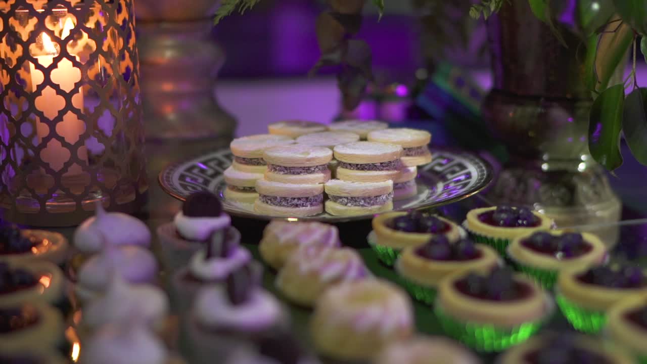 Festbord med et udvalg af desserter, herunder cupcakes og småkager