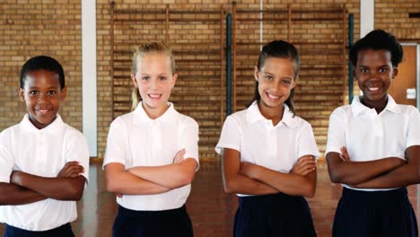 niños de la escuela de pie con los brazos cruzados