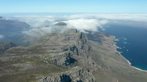 imágenes de drones de la montaña de la mesa moviéndose a través de las nubes
