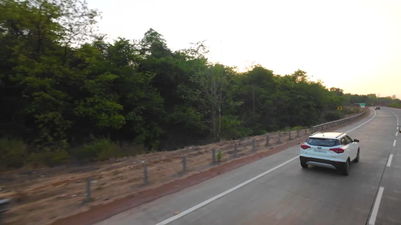 viajando de mumbai para malvan vista ampla da janela do ônibus à noite