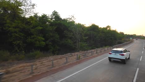 viajando de mumbai a malvan vista panorámica desde la ventana del autobús por la noche