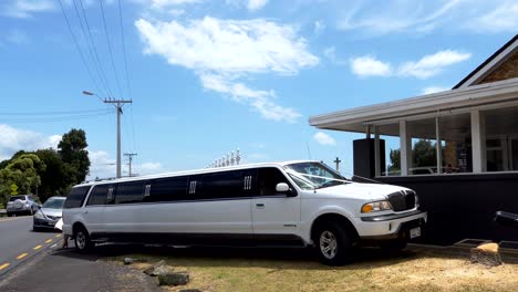 foto de coche de bodas blanco o limusina