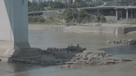 Un-Grupo-De-Nadadores-Que-Animan-Bajo-El-Muelle-Del-Puente