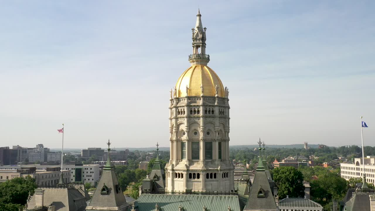capitolio del estado de connecticut en hartford, connecticut con cierre de cúpula con video de drones dando vueltas