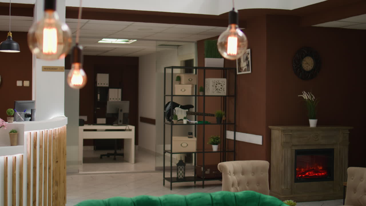 리셉션 데스크 가 있는  ⁇  빈 호텔 입구