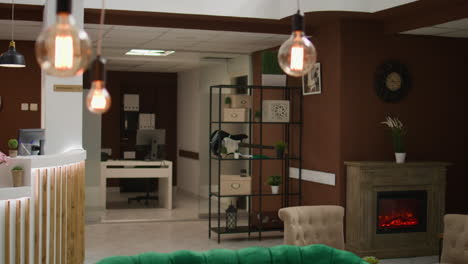entrada vacía del hotel con recepción