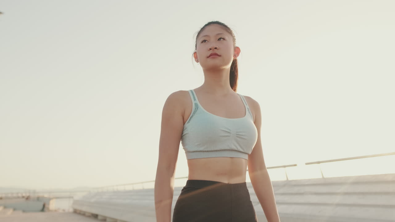 スポーツブラを着て屋外で運動する女性