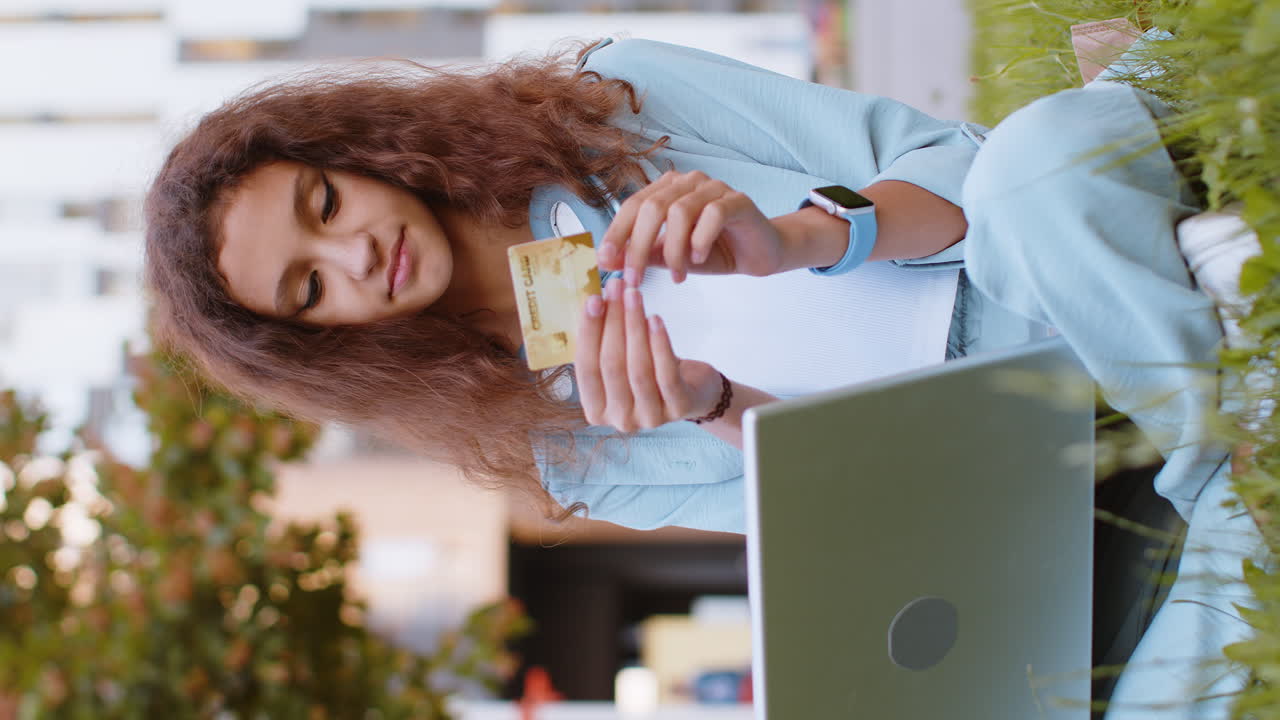 chica usando tarjeta de crédito bancaria y portátil, transferencia de dinero, compras compras en línea en el parque de la ciudad