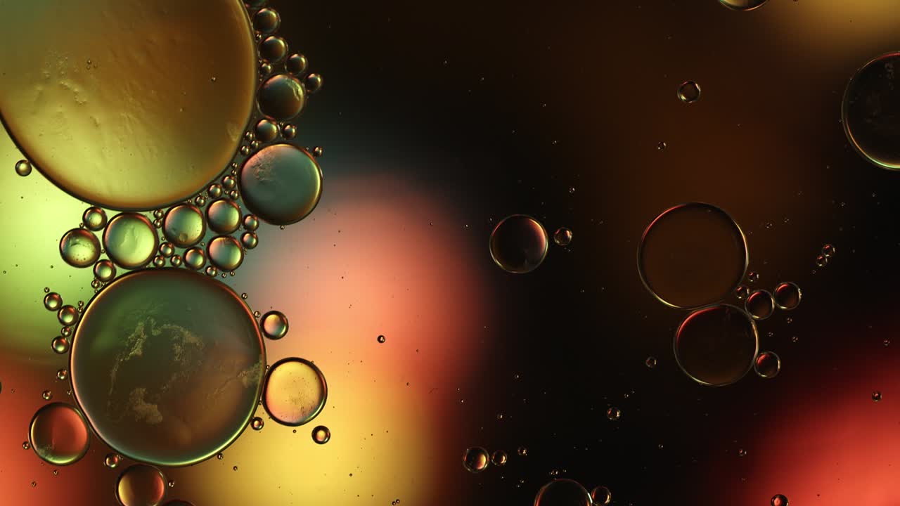 추상적인 다채로운 음식 기름 방울 거품과 구가 흐르고