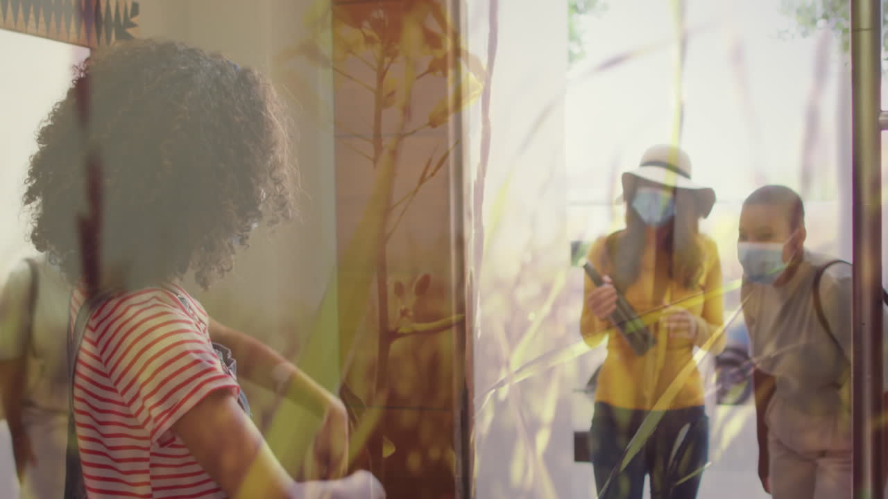 얼굴 마스크를 쓴 다양한 가족의 애니메이션 잔디 위에 팔꿈치로 인사