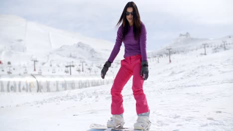 Mujer-Joven,-Posición,-Equilibrio,-En,-Un,-Snowboard