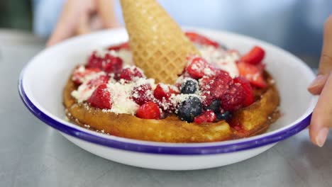 waffle con bayas y helado