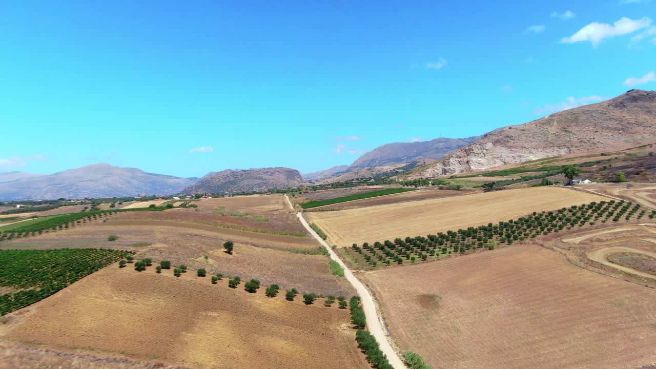 antena sobre prados y campos de cultivo en paisaje seco en sicilia italia