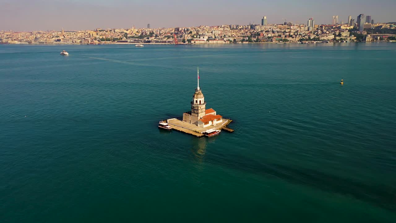 Pemandangan udara Menara Gadis, juga dikenal sebagai Menara Leander, dari Istanbul