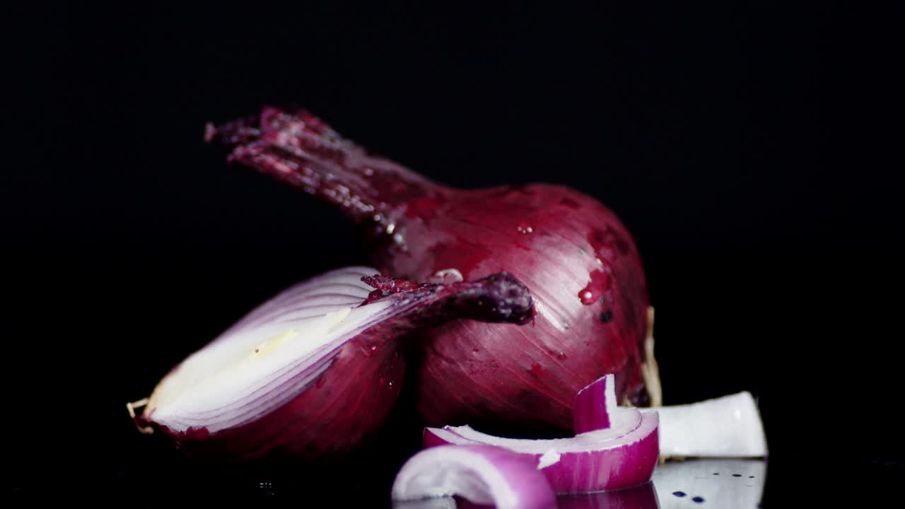 y rebanadas enteras de cebollas rojas giran lentamente.