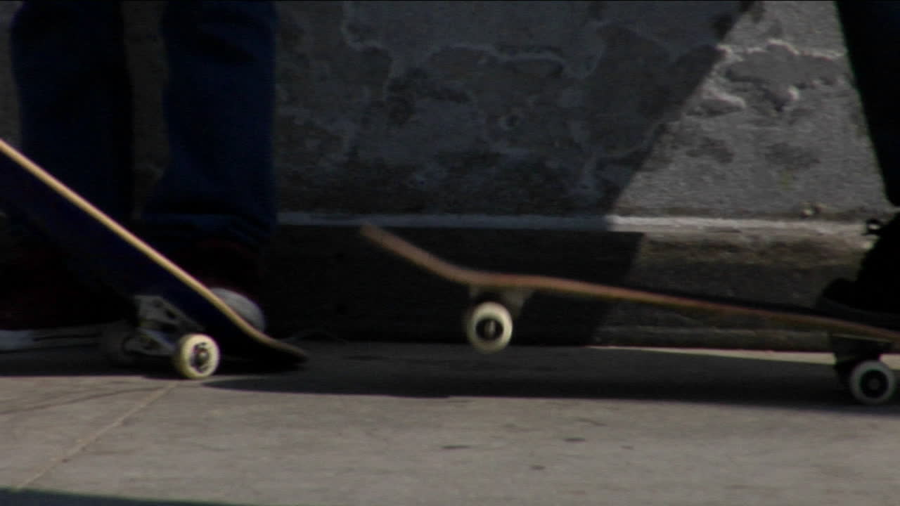 여러 명의 스케이트보더가 스케이트를 타고 보드를 뒤집습니다.