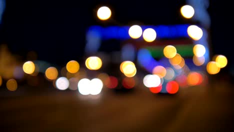 luces de iluminación borrosas y faros de automóviles por la noche