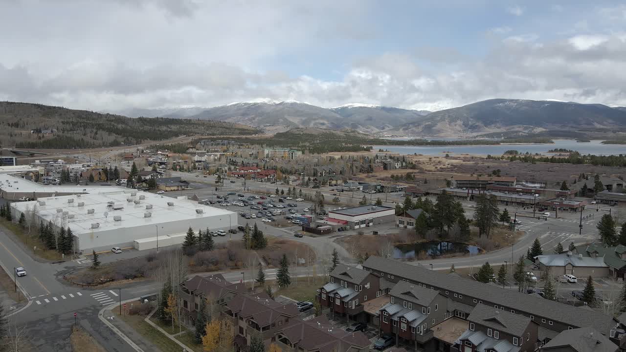 멀리 호수 딜론이 있는 프리스코 비즈니스 지구의 공중 패닝 전망