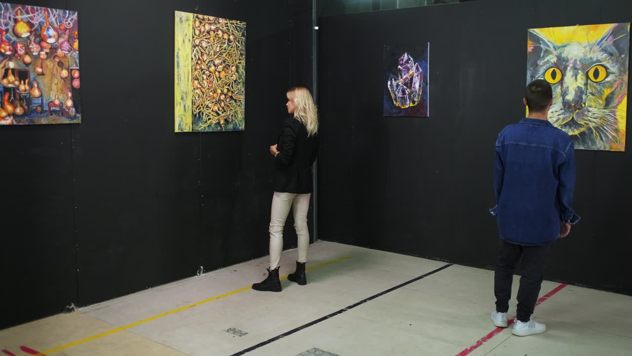 갤러리에서 추상 예술을 보는 사람들