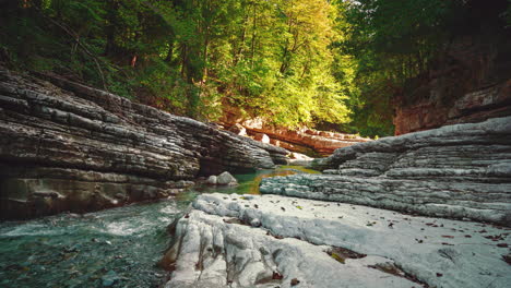 Cinemagraph-Bucle-De-Video-Sin-Interrupciones-Del-Cañón-Del-Río-De-Montaña-Taugl-En-Tirol,-Austria,-Cerca-Del-Lugar-De-Nacimiento-De-Mozart-En-Salzburgo-En-Un-Soleado-Día-De-Otoño