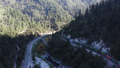 tren de carga de la compañía ferroviaria union pacific viaja a través del cañón en las montañas, ferrocarril con curvas, aéreo