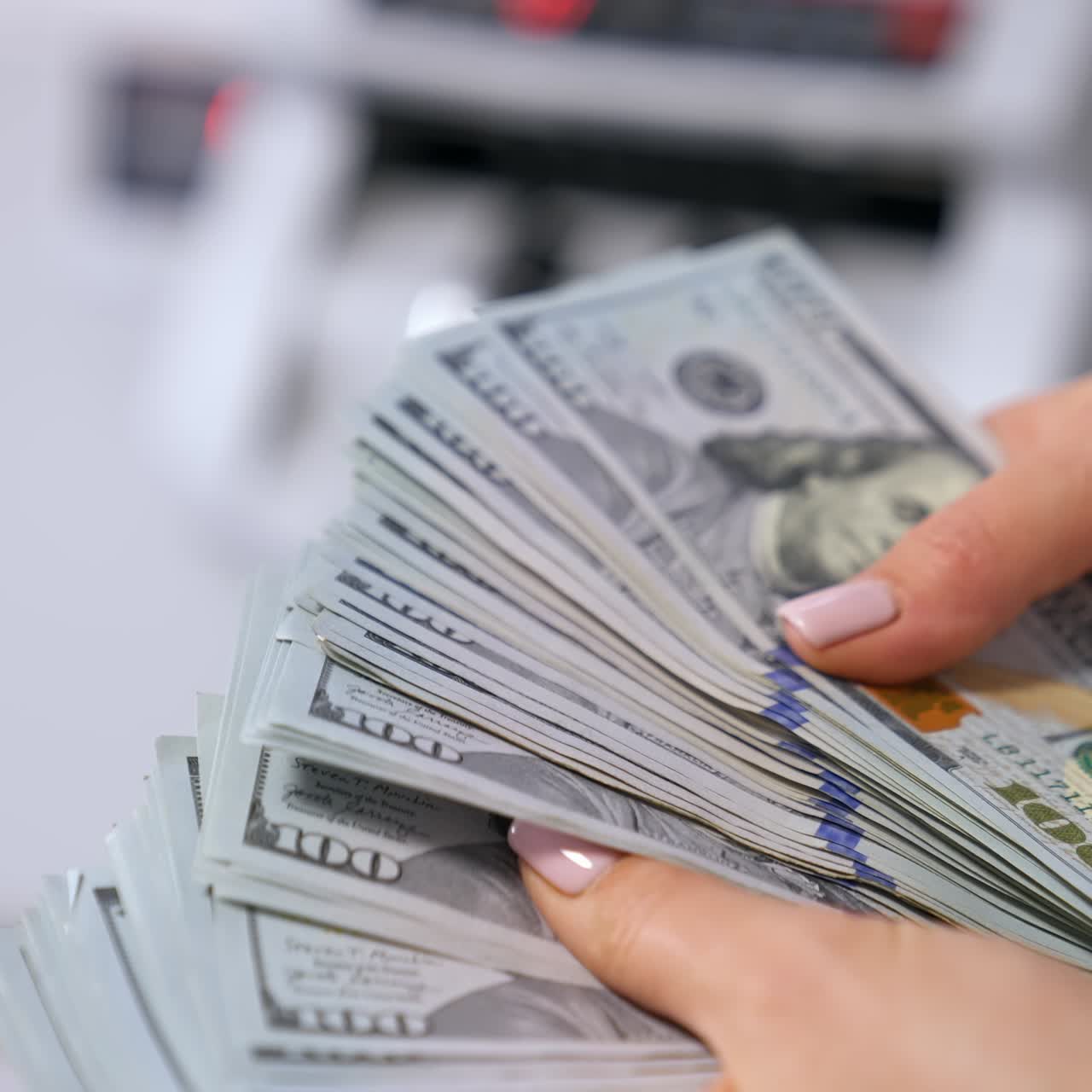 Mani femminili che contano banconote in dollari USA. Valuta cartacea nazionale degli Stati Uniti.