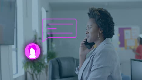icono de chat y burbuja de discurso sobre afroamericana mujer de negocios casual en el teléfono en la oficina