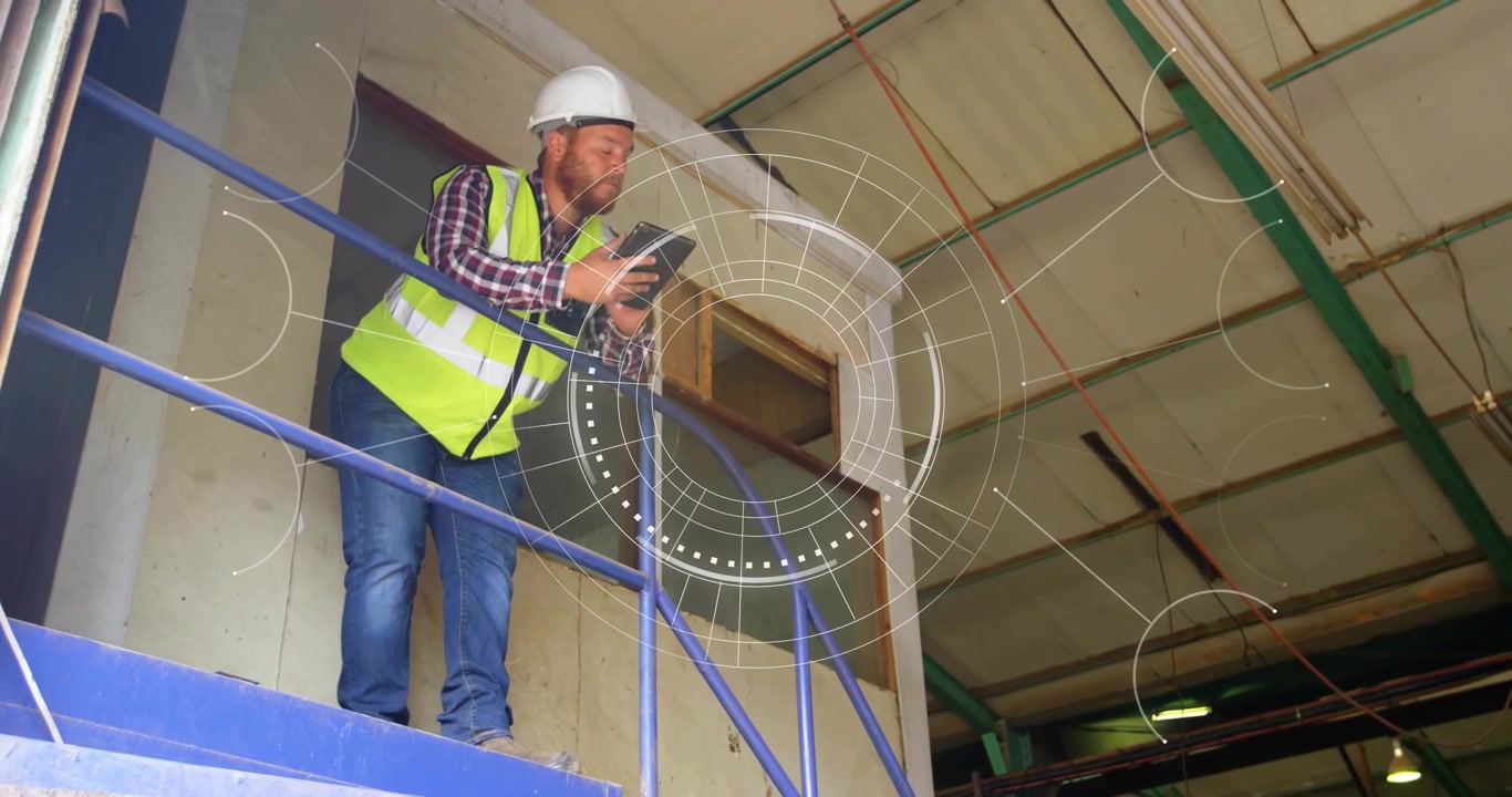 Vertikal video: Sjekker nettbrett, mann trykker ved blått rekkverk, logger data i vest, HUD, plass for tekst