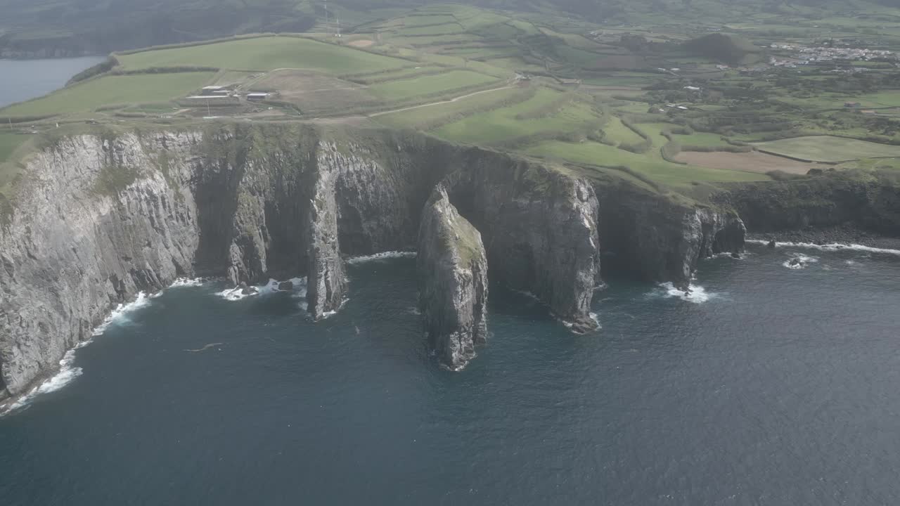 impresionante vista panorámica aérea hacia adelante de ponta do cintraoi altos y impresionantes acantilados de la isla de sao miguel, archipiélago de las azores, portugal