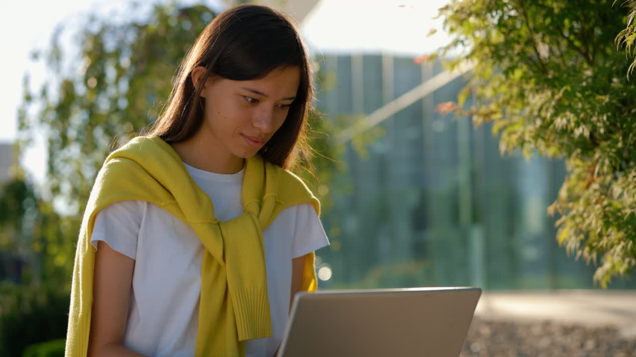 mujer trabajando en la computadora portátil al aire libre