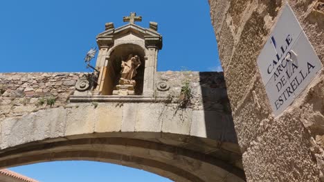 encanto antiguo: arco de la estrella en el casco antiguo de cáceres, españa