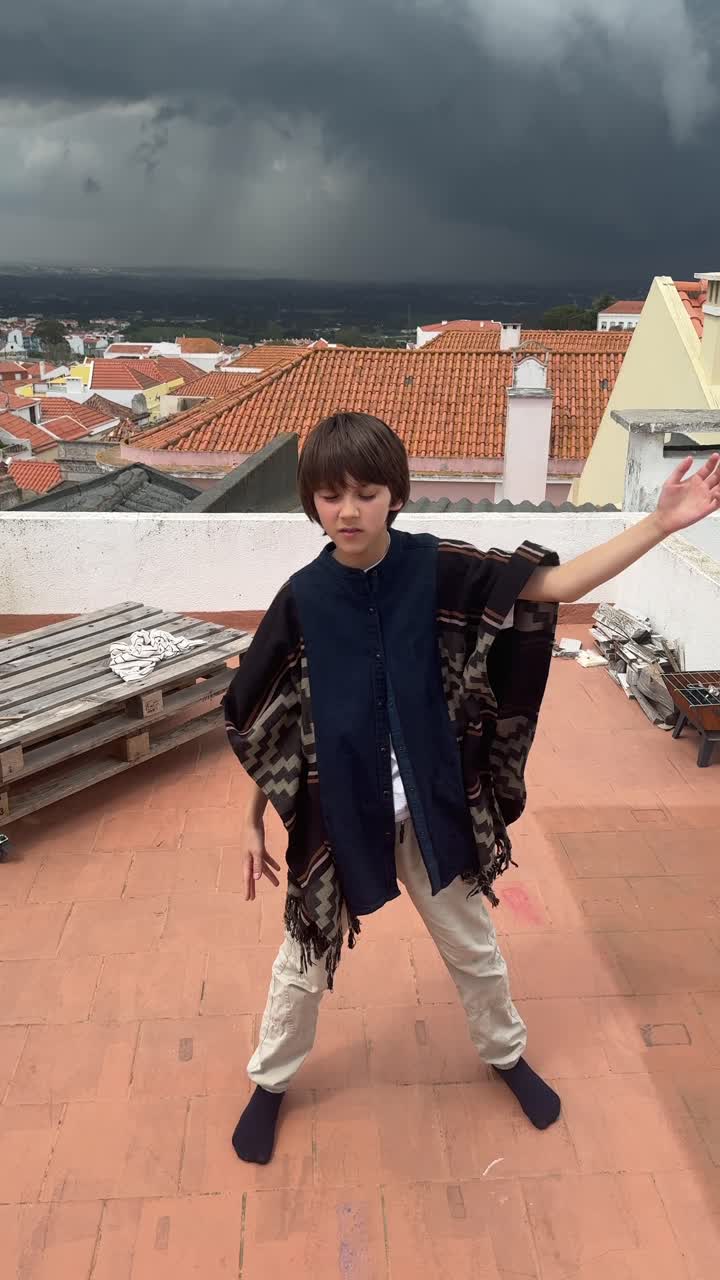 Ragazzo che balla su un tetto