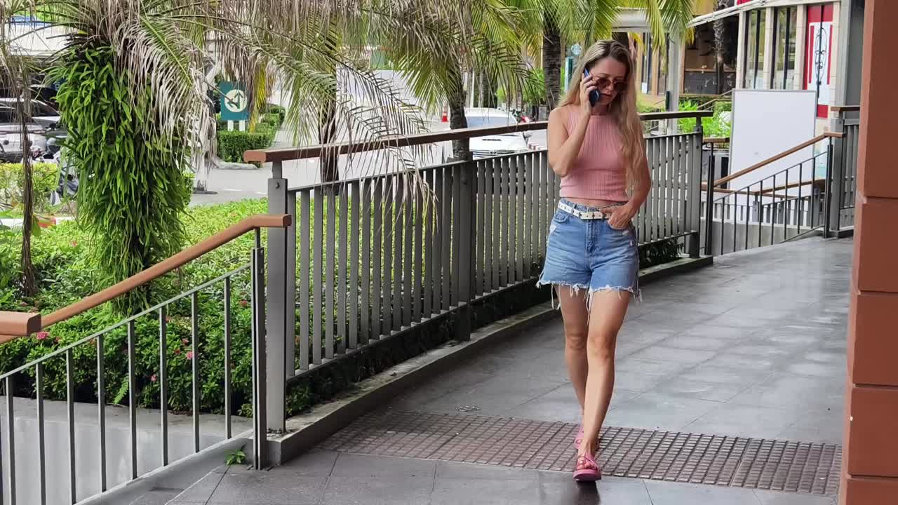 mujer caminando en un centro comercial