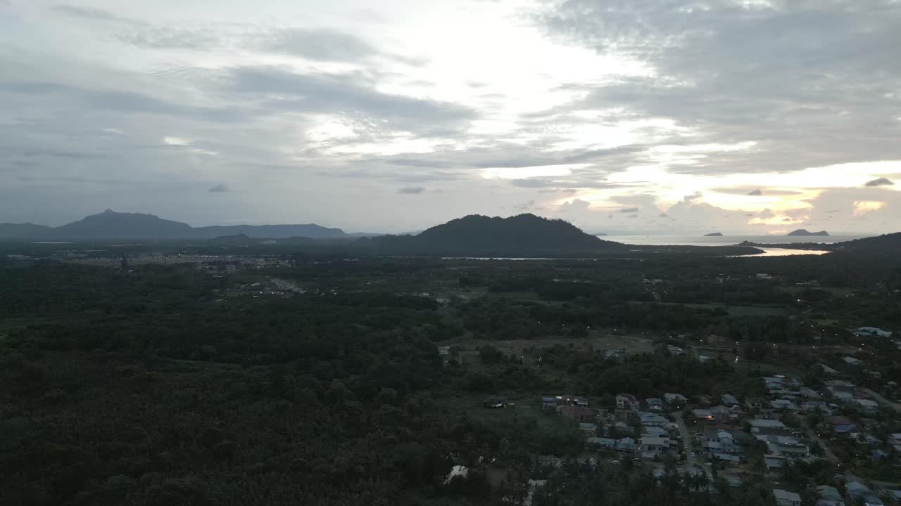 탈 어촌, 쿠칭, 보르네오에서 드론으로 해가 지는 모습