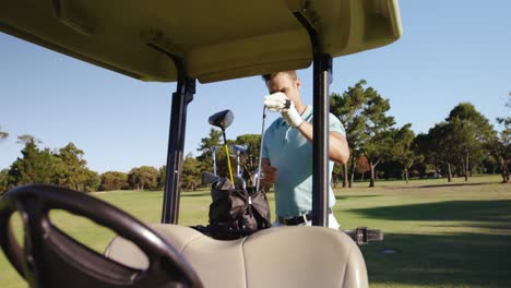 Golfista-Masculino-Sacando-El-Palo-De-Golf-De-La-Bolsa-De-Golf