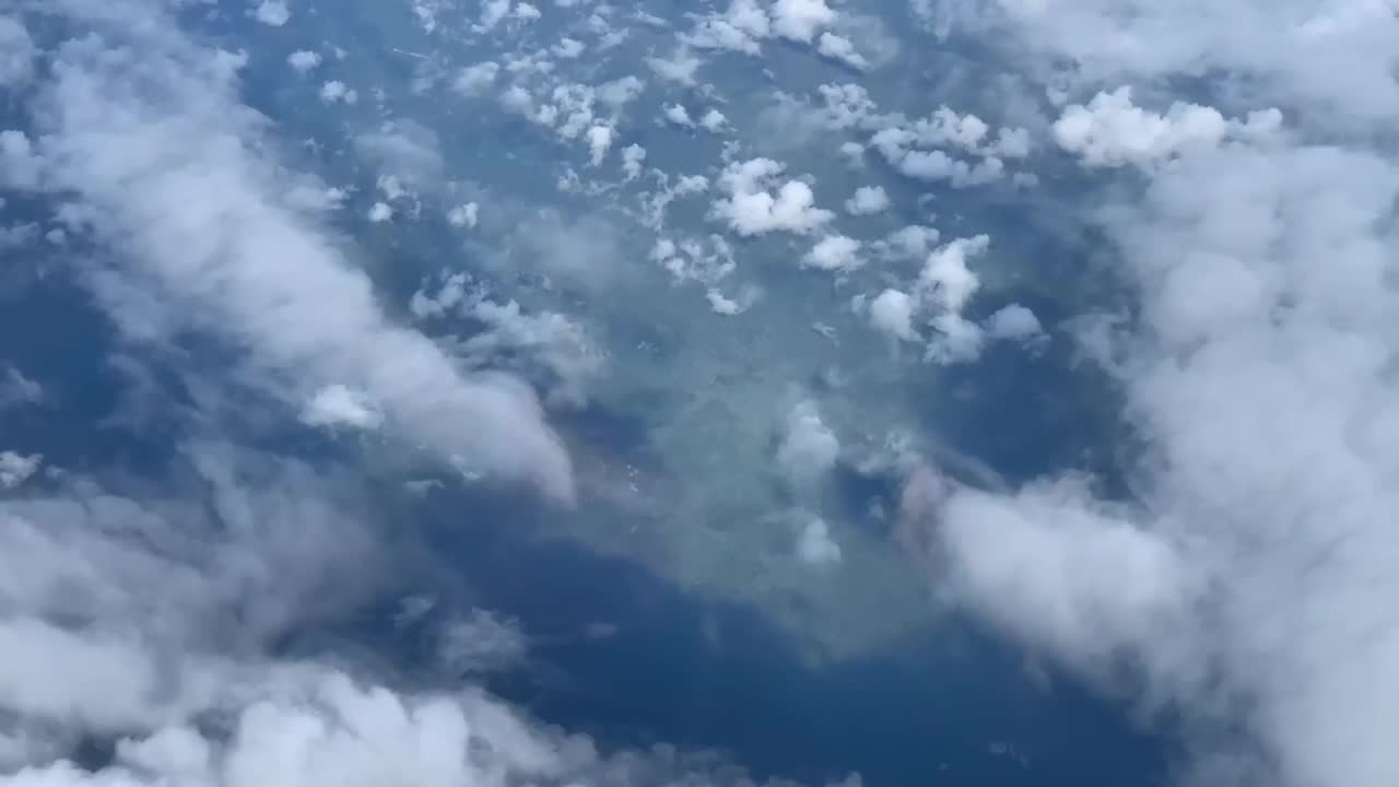 un "halo del piloto", también conocido como "gloria del piloto", visto desde el asiento de la ventana de un avión que vuela por encima de las nubes