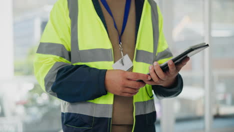 trabajador que utiliza una tableta