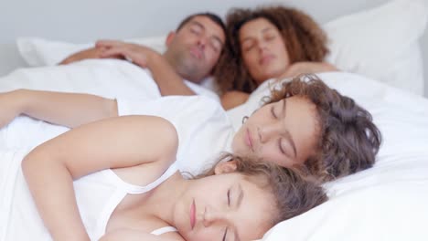 padres e hijos durmiendo juntos