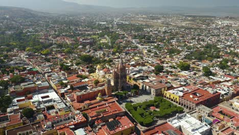 Aerial-Pan-Above-Parroquia-de-San-Miguel-Arcangel,-Mexico